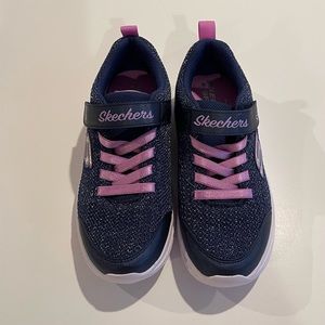 Girls size 2.5 Skechers